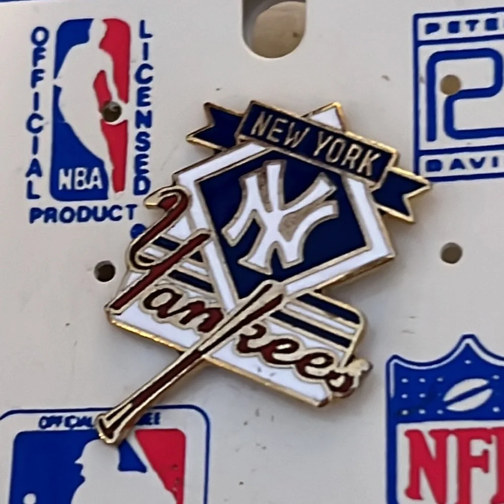 NWT Lot vintage New York Yankees baseball hat lapel pins on cards MLB